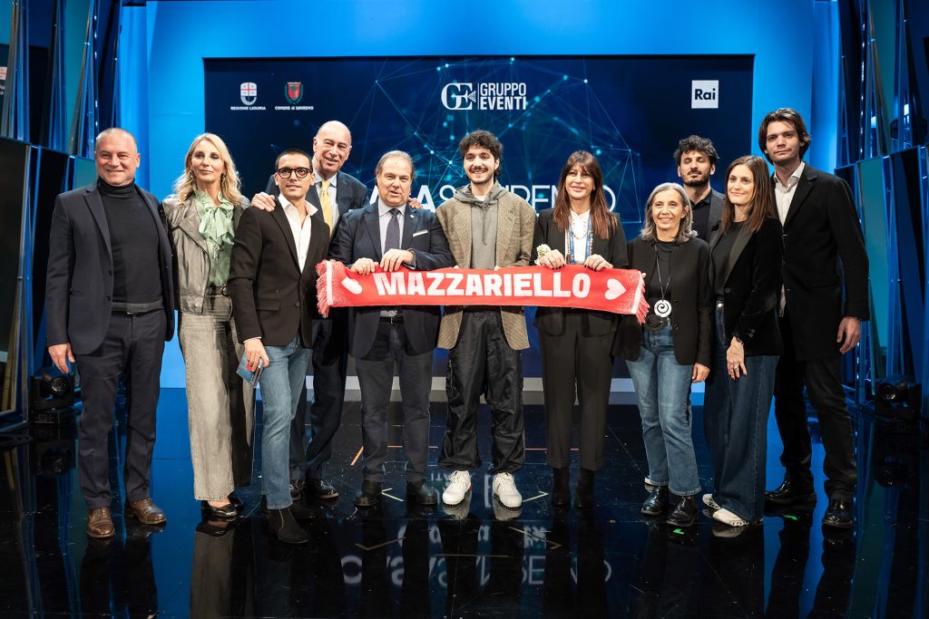 foto di gruppo con il cantautore Mazzariello e istituzioni. Mazzariello che ha ricevuto il riconoscimento "giovani talenti e territorio" del festival LIGYES 2026