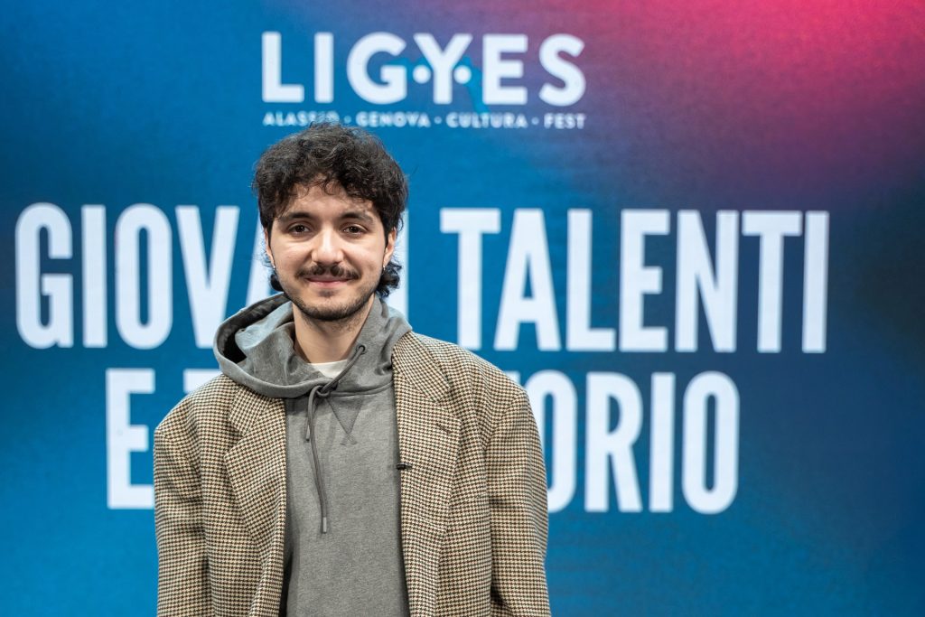Primo piano del cantautore Mazzariello che ha ricevuto il riconoscimento "giovani talenti e territorio" del festival LIGYES 2026